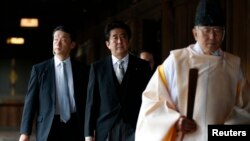 Thủ tướng Nhật Bản Shinzo Abe đến thăm đền Yasukuni ở Tokyo, ngày 26/12/2013.