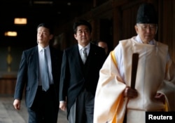 Chuyến thăm của Thủ tướng Nhật Bản Shinzo Abe đến viếng Đài tưởng niệm Chiến sĩ Trận Vong Nhật Bản, trong đó có một số tội phạm chiến tranh trong thời Thế chiến Thứ hai đã làm nhiều người ở Trung Quốc và Nam Triều Tiên phẫn nộ.