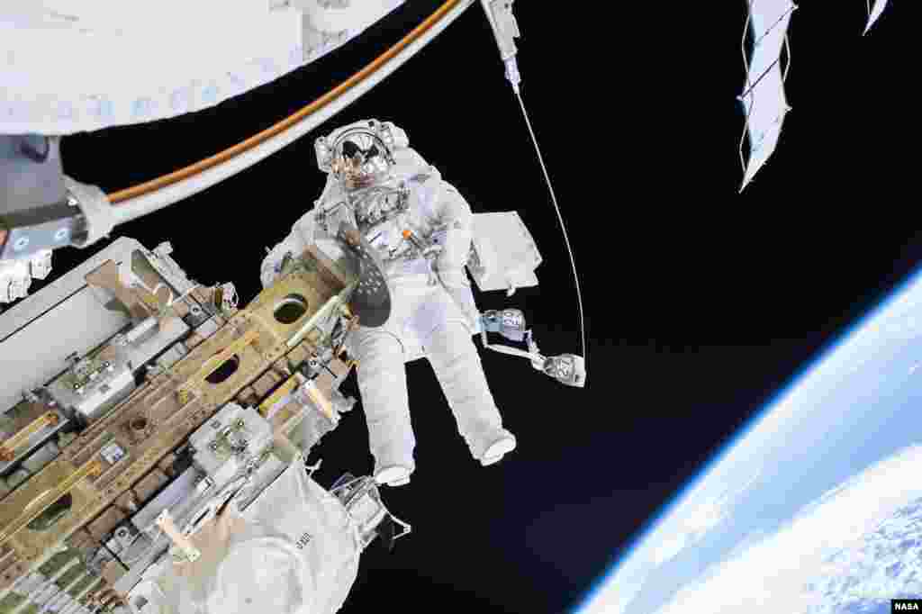 Astronauta Tim Kopra trabalhando junto à Estação Espacial Internacional.