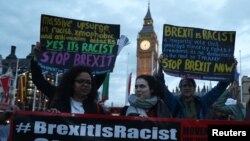 (资料图)示威者于2017年3月13日在英国议会外举行抗议，呼吁修改英国脱欧法案。