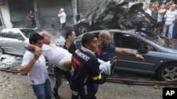 19일 발생한 베이루트 폭탄 테러로 현장에서 부상자를 긴급 호송하는 구조대원들