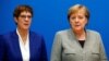 Almanya Federal Savunma Bakanı Annegret Kramp-Karrenbauer ve Başbakan Angela Merkel