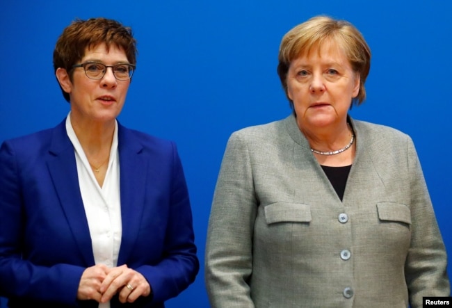 资料照：德国防长卡伦鲍尔（左）和德国总理默克尔