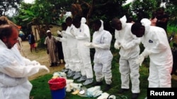 醫護人員準備移走伊波拉病人的屍體