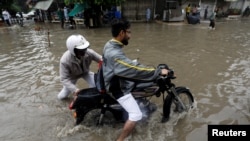 کراچی میں حالیہ بارشوں کے بعد سڑکوں کو شدید نقصان پہنچا ہے۔ (فائل فوٹو)