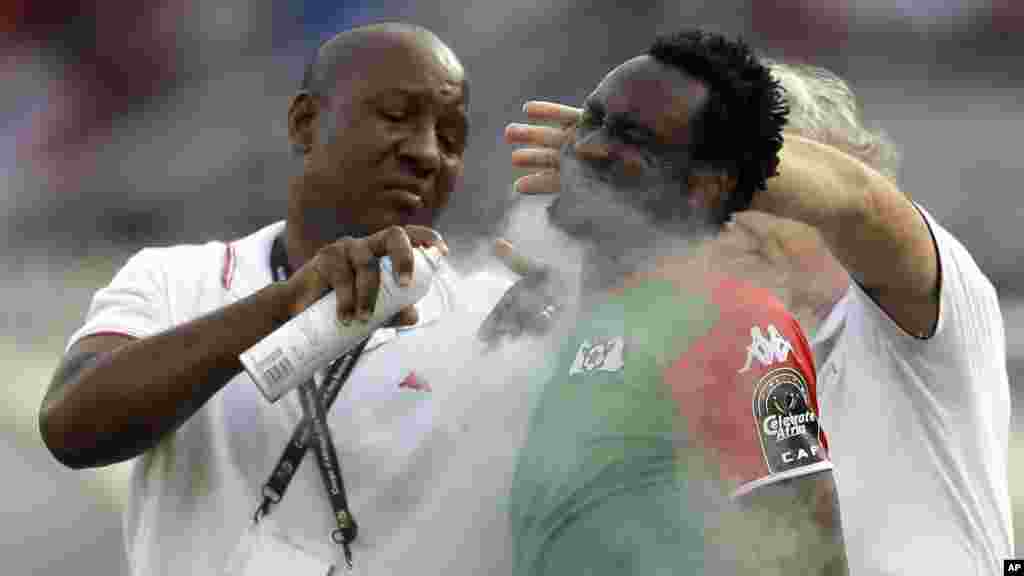 Jonathan Pitroipa du Burkina Faso, au centre, est soigné par des médecins de son équipe après un tacle au cours du match de la Coupe d&#39;Afrique des Nations Groupe A contre la Guinée équatoriale à Bata, en Guinée équatoriale, mercredi 21 janvier 2015.