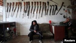 Combatientes islamistas se han apoderado de las bodegas de los rebeldes moderados como este miembro del Ejército Libre Sirio.