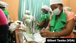Un groupe d'employées dans la salle de production des serviettes hygiéniques à Minna, la capitale de l‘Etat du Niger, à 160 km d’Abuja, Nigeria, 13 octobre 2018. (VOA/Gilbert Tamba)