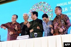 (Dari kiri ke kanan) Presiden Bank Dunia Jim Yong Kim, Ketua IMF Christine Lagarde, Menko Kemaritiman Luhut Binsar Pandjaitan, Menteri Keuangan Sri Mulyani Indrawati dan Gubernur BI Perry Warjiyo pada penutupan pertemuan IMF-Bank Dunia di Nusa Dua, Bali, 14 Oktober 2018.