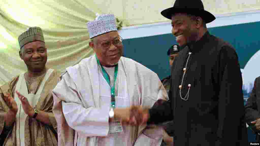 Nigeria&#39;s President Goodluck Jonathan (R) shakes hands with Umaru Abdul Mutallab, chairman of Sahelian Power SPV Ltd, as Vice President Namadi Sambo (L) applauds.