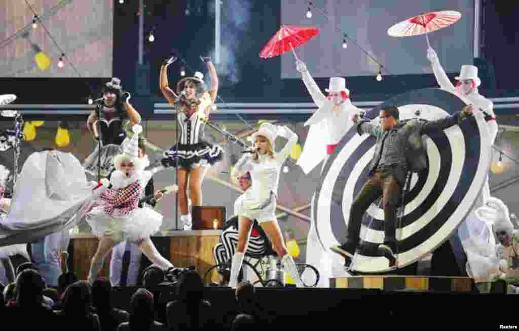 Taylor Swift performs at the 55th annual Grammy Awards in Los Angeles, California, February 10, 2013. REUTERS/Mike Blake (UNITED STATES TAGS:ENTERTAINMENT) (GRAMMYS-SHOW) - RTR3DLYY