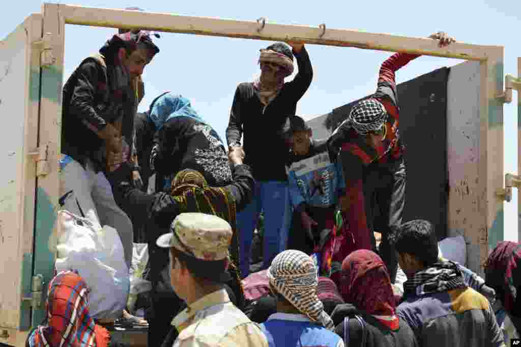 Internally displaced civilians from Fallujah flee their homes during the fight between Iraqi security forces and the Islamic State group, May 26, 2016.