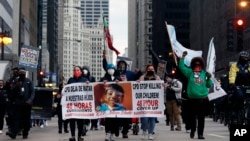芝加哥人舉行和平示威遊行，抗議警察槍殺一名13歲少年。（2021年4月14日）
