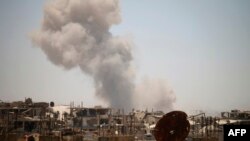 Serangan udara Suriah menggempur posisi pemberontak di Daraa, Senin (25/6). 