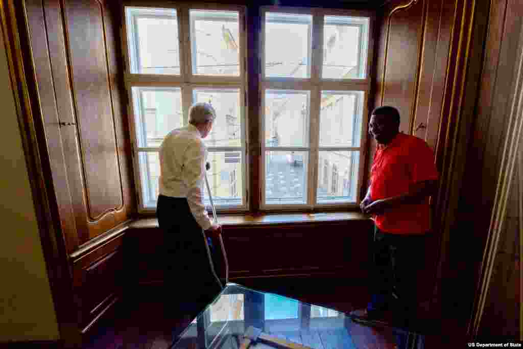 بازدید جان کری از موزه موتزارت در شهر وین در حاشیه مذاکرات اتمی گروه ۱+۵ و ایران – ۱۲ ژوئیه ۲۰۱۵ 