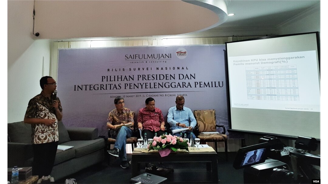 (ki-ka): Direktur Riset SMRC Deni Irvani, Mantan Komisioner KPU RI Hadar Nafis Gumay, Ketua Bawaslu Abhan, Komisioner KPU RI Hasyim Asyari, dalam konferensi pers di kantor SMRC, Jakarta, Minggu (10/3) (VOA/Ghita).