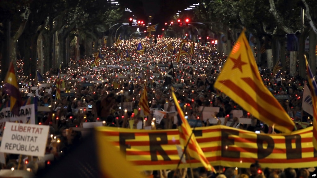 Miles de personas protestaron contra el gobierno español en Barcelona, España, el martes, 17 de octubre de 2017.
