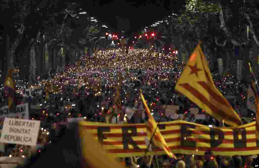 People gather to protest against the National Court&#39;s decision to imprison civil society leaders without bail, in Barcelona, Spain, Oct. 17, 2017.