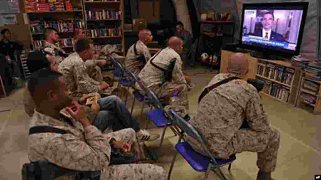 Wanajeshi wa Marine wa Marekani wakimwangalia Rais Barack Obama kwenye television wakati anatangaza kuuawa kwa Osama Bin Laden, May 2, 2011.