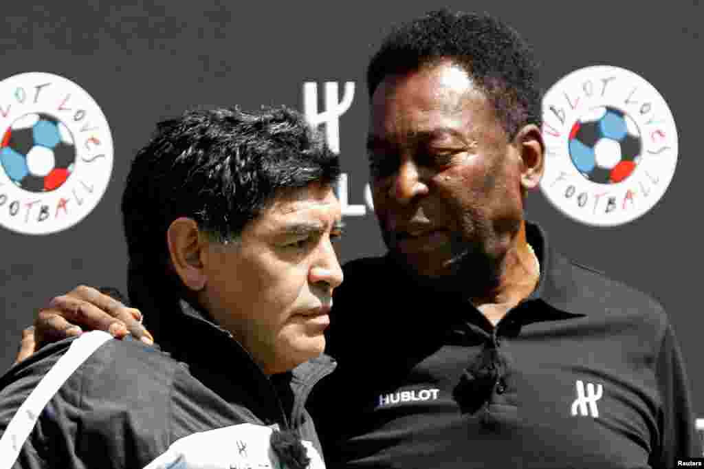 As lendas do futebol Pelé (dir) e Diego Maradona participam num evento publicitário de futebol na véspera da abertura do Campeonato Europeu da UEFA 2016 em Paris, França, 9 de junho de 2016