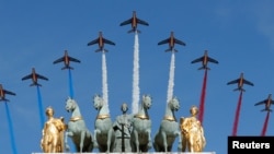 14일 파리 샹젤리제 거리에서 '바스티유 데이' 퍼레이드에 참가한 프랑스 공군 전폭기들이 자유·평등·박애를 상징하는 세가지 색 연기를 뿜으며 저공비행하고 있다.