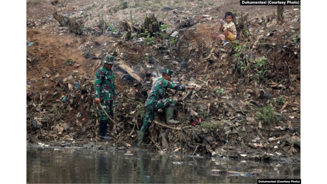 Para anggota TNI terlibat dalam program pembersihan Sungai Citarum di Bandung Selatan, Jawa Barat. Selama 2018, kolaborasi TNI dan warga telah mengankut 80 ribu ton sampah dan endapan dari sungai tersebut. (foto: dok)