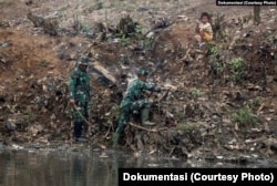 Para anggota TNI terlibat dalam program pembersihan Sungai Citarum di Bandung Selatan, Jawa Barat. Selama 2018, kolaborasi TNI dan warga telah mengankut 80 ribu ton sampah dan endapan dari sungai tersebut. (foto: dok)