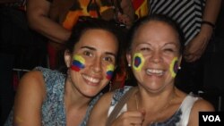 Julieta Rodríguez, derecha, junto a su hija disfruta del concierto en el Patriot Center de Virginia.