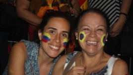 Julieta Rodríguez, derecha, junto a su hija disfruta del concierto en el Patriot Center de Virginia.