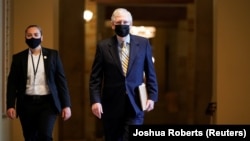 Pemimpin Mayoritas Senat AS, Mitch McConnell (kanan) berjalan di gedung Capitol, Kamis (10/9).