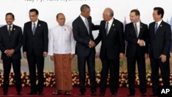 Tổng thống Mỹ Barack Obama (giữa) chụp hình cùng với các lãnh đạo ASEAN, trong đó có Thủ tướng VN Nguyễn Tấn Dũng (phải), tại Thượng đỉnh Đông Á năm 2014.