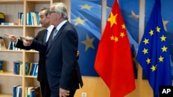 European Commission President Jean-Claude Juncker (R) speaks with China's Foreign Minister Wang Yi prior to a meeting at EU headquarters in Brussels, June 1, 2018, as the two sides deepen ties on trade and investment.
