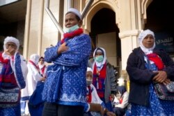 Jamaah umrah asal Indonesia yang berhasil memasuki Makkah sebelum pemerintah Arab Saudi menghentikan pemberian visa umrah untuk sementara waktu, di Makkah, Arab Saudi, 5 Maret 2020. (Foto: AP)