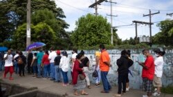 Un grupo de personas espera en una fila para recibier la vacuna de AstraZeneca contra el COVID-19 en Managua, Nicaragua, el 20 de septiembre e 2021.