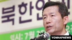 지난 2012년 7월 중국 정부에 구금됐다 석방된 북한인권운동가 김영환 씨가 서울에서 기자회견을 하고 있다. (자료사진)