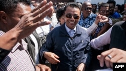 Marc Ravalomanana (C), former president of Madagascar who was in exile in South Africa since 2009, is greeted by supporters while returning to his home in Antananarivo, Oct. 13, 2014.