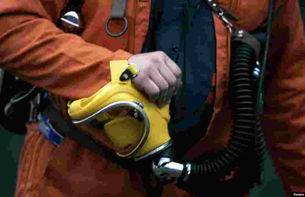 A miner, who is part of a rescue team, clutches his breathing apparatus as he prepares to enter the Sago Mine in Tallmansville, West Virginia, Jan. 3, 2006. Treacherous conditions, including the presence of poisonous gas, slowed efforts to rescue 13 trapped coal miners. (Reuters)