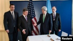 Ukrainian businessman and politician Petro Poroshenko (2nd L) and U.S. Secretary of State Kerry shake hands as Vitali Klitschko (L) and Arseniy Yatsenyuk look on, prior to a meeting in Munich, Feb. 1, 2014. 