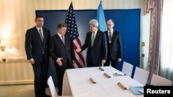 Ông Kerry nhắc lại sự ủng hộ của Hoa Kỳ đối với những nỗ lực của các nhà lãnh đạo đối lập, tuy nhiên ông khuyến khích họ thể hiện một cách ôn hòa và tiếp tục thảo luận với chính phủ.