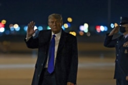 Presiden AS Donald Trump tiba dengan pesawat Air Force One di Bandara Internasional McCarran, Las Vegas, Nevada, AS, 27 Oktober 2020. (REUTERS / Jonathan Ernst)