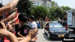 Les Turcs saluent leur président Recep Tayyip Erdogan alors qu'il quitte sa demeure en voiture à Istanbul, le 17 juillet 2016. 