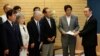 아베 신조 일본 총리가 지난해 7월 도쿄 총리관저에서 납북 피해자 가족들로부터 청원서를 받고 있다. (자료사진)