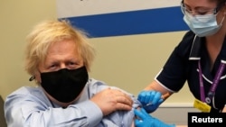 PM Inggris Boris Johnson menerima suntikan vaksin COVID-19 produksi Oxford/AstraZeneca di London 19 Maret lalu (foto: dok). 