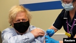 英国首相约翰逊在伦敦接种牛津-阿斯利康新冠病毒疫苗。(2021年3月19日)