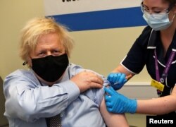 Britanski premijer Boris Johnson prima AstraZeneca vakcinu protiv koronavirusa, London, 19. mart 2021.