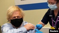 Британському прем’єр-міністру Борису Джонсону зробили щеплення вакциною AstraZeneca у Лондоні 19 березня 2021 р.