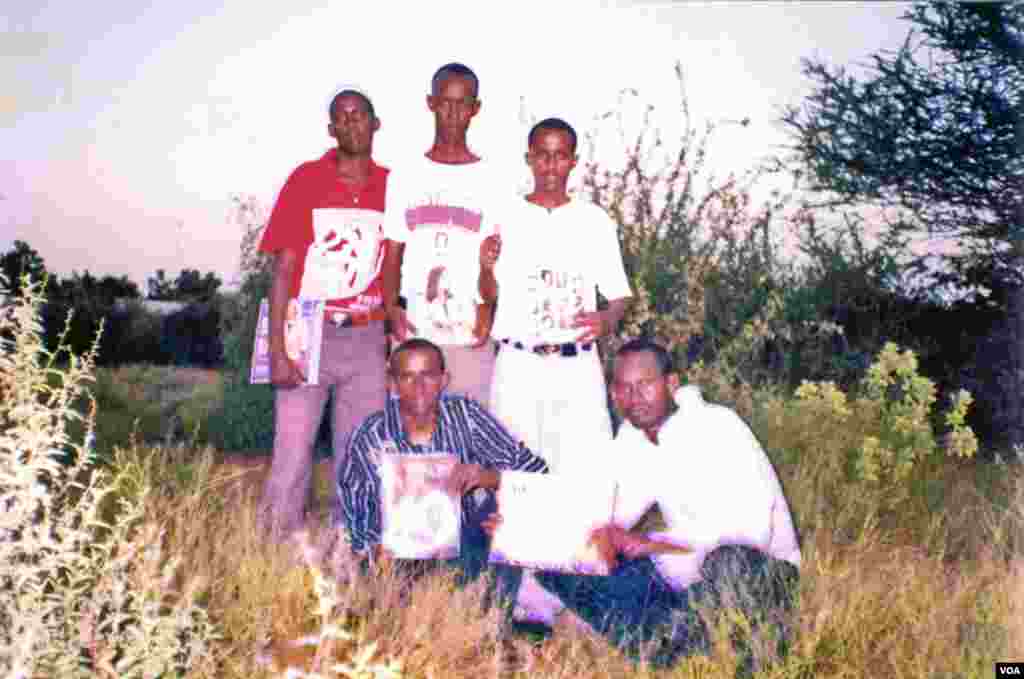 Top Row (left to right)- Nuuradin Dini Talason, Aden Mohamed Santur, Sahel Ahmed Abdullahi, bottom row (left to right)- Mohamed Ismail Noor, Hassan Mohamed Wehliye from Hagader Refugee Camp in Kenya show their VOA program guides and calenders.