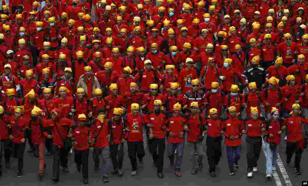 Công nhân Indonesia biểu tình ở Jakarta để đòi chính phủ tăng mức lương tối thiểu.