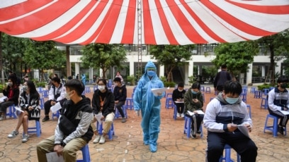 Học sinh trong độ tuổi 12-17 ở Việt Nam đang đợi được chích ngừa COVID-19