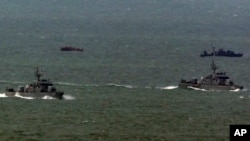지난 2011년 3월 한국 해역에 침범했다가 돌아가는 북한 어선(왼쪽 위)과 북한 어선을 맞기 위해 나온 북한 경비정(오른쪽 위). 아래는 한국 해군함. (자료사진)